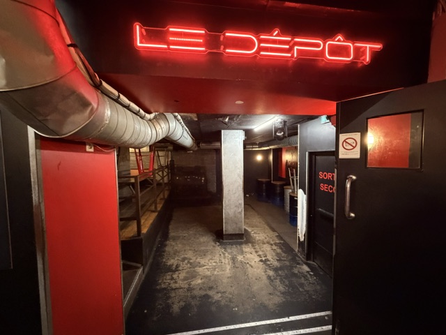 Entrée du Dépôt avec enseigne néon rouge