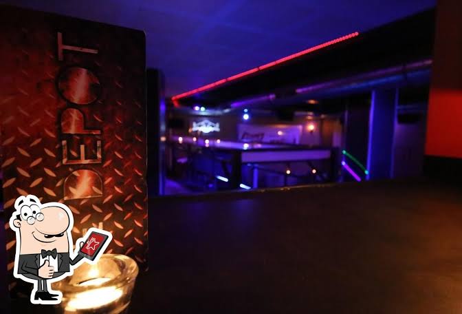 Intérieur du Dépôt — bar et ambiance club